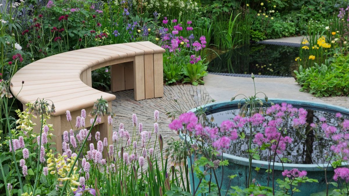 5 Gorgeous Circular Fountain Flower Beds