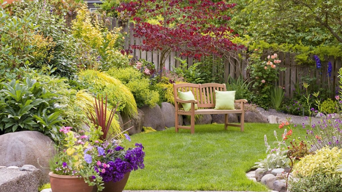 5 Gorgeous Indoor-to-Outdoor Flower Bed Ideas