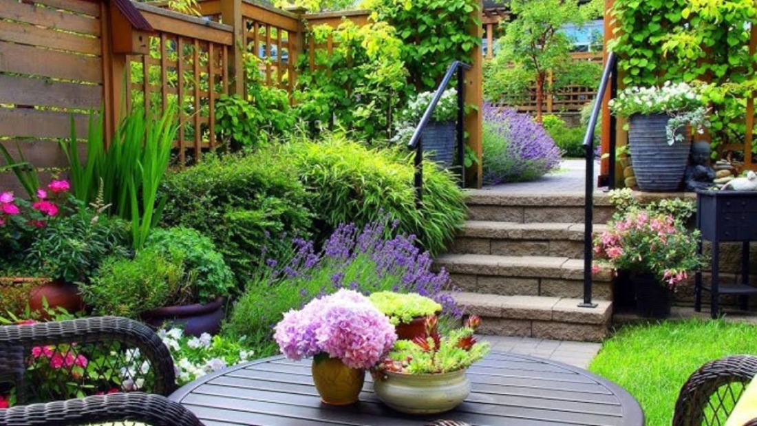 5 Stunning Small Courtyard Flower Beds