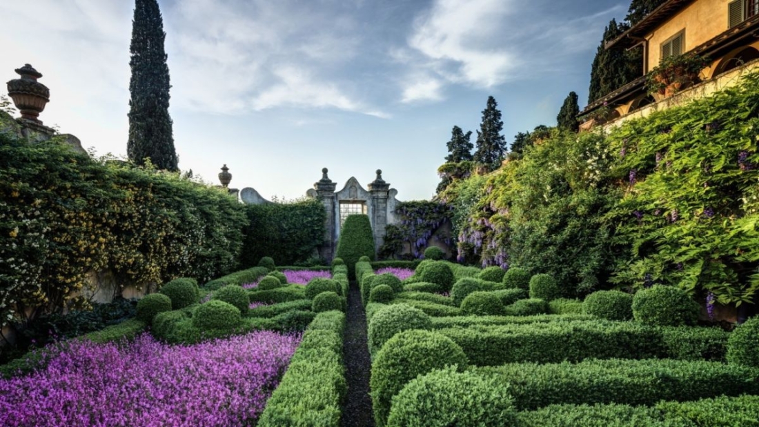 5 Gorgeous Italian Villa Flower Beds