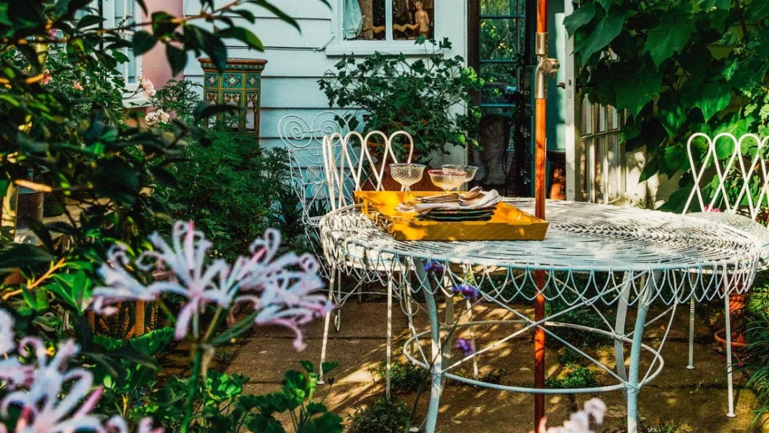 5 Gorgeous Candlelit Flower Beds for Magical Night Gardens