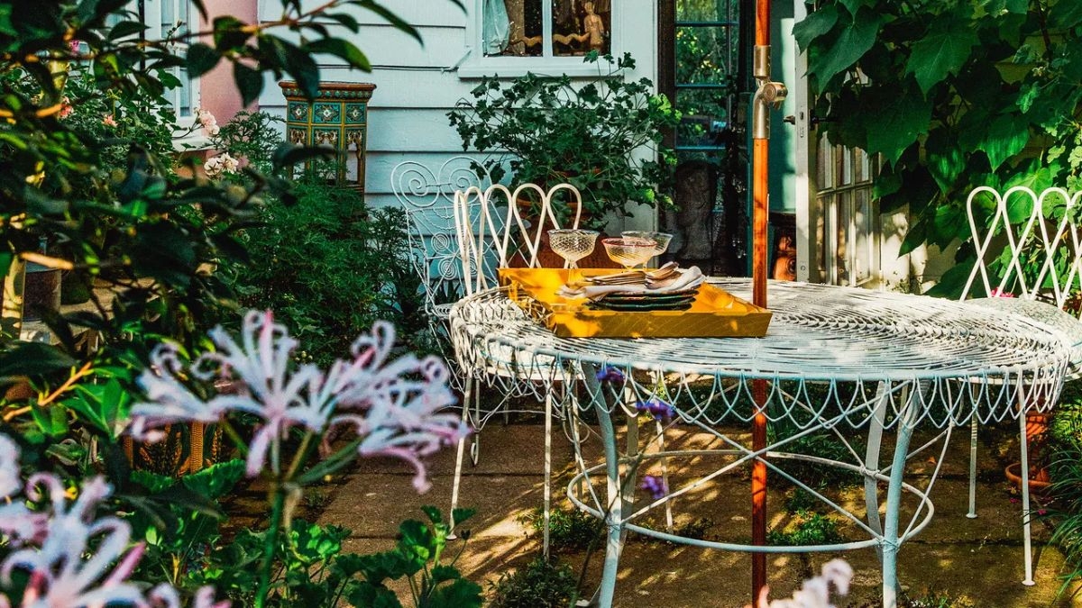 5 Gorgeous Candlelit Flower Beds for Magical Night Gardens